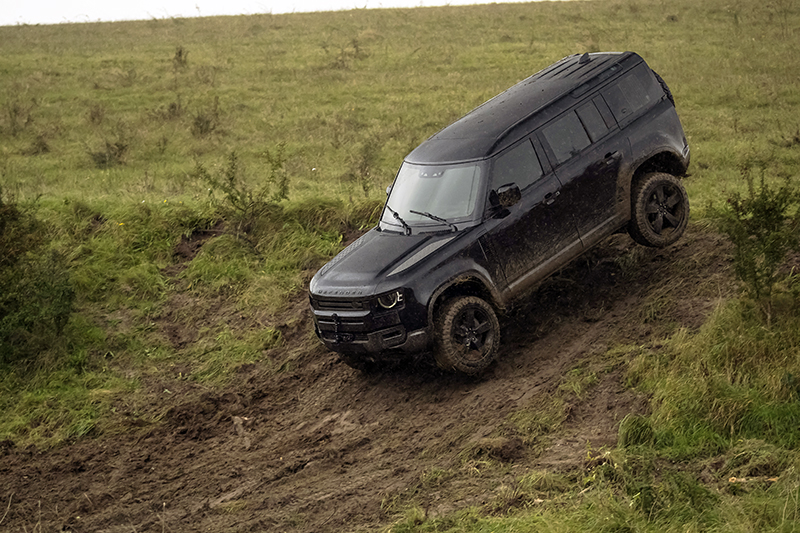 New Land Rover Defender To Debut In James Bond S No Time